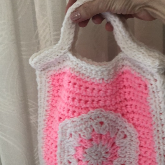 Hand made crochet purse with granny square and handles. - Picture 4 of 6